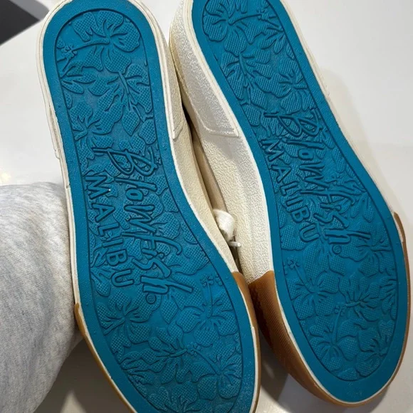 Stylish Beige and White Sneakers - Picture 4 of 4